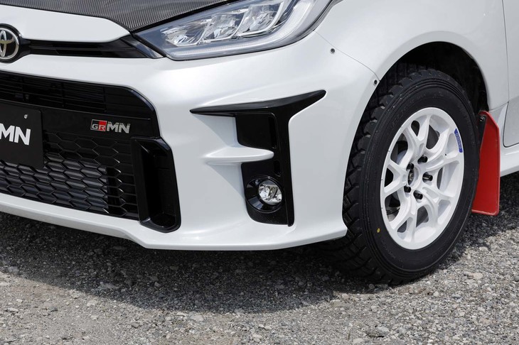 試乗用の「GRMNヤリス“ラリーパッケージ”」では、15インチホイールにダンロップのオフロードタイヤ「ディレッツァ88R」が組み合わされていた。