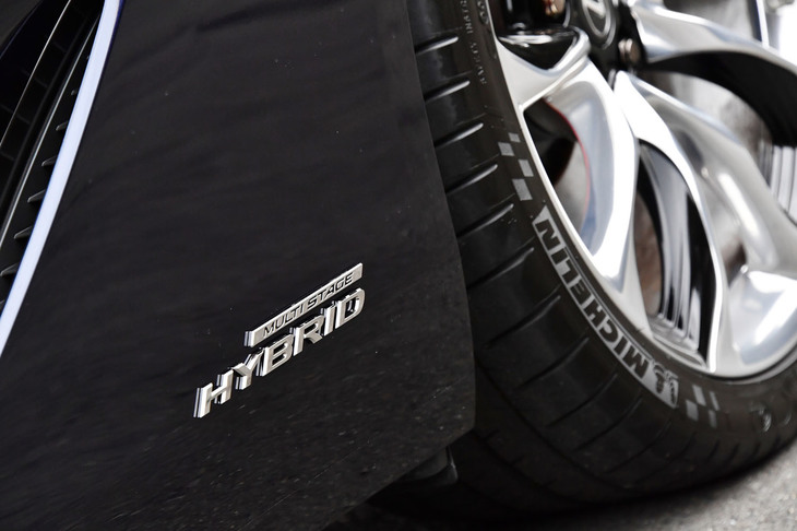 【レクサスLC500h“Sパッケージ”】
	ボディーサイズ：全長×全幅×全高＝4770×1920×1345mm／ホイールベース：2870mm／車重：2010kg／駆動方式：FR／エンジン：3.5リッターV6 DOHC 24バルブ／モーター：交流同期電動機／トランスミッション：CVT／エンジン最高出力：299PS（220kW）/6600rpm／エンジン最大トルク：356N・m（36.3kgf・m）/5100rpm／モーター最高出力：180PS（132kW）／モーター最大トルク：300N・m（30.6kgf・m）／システム最高出力：359PS（264kW）／タイヤ：（前）245/40RF21 96Y／（後）275/35RF21 99Y（ミシュラン・パイロットスーパースポーツZP）※ランフラットタイヤ／燃費：14.4km/リッター（WLTCモード）／価格：1500万円
	
	【取材時の燃費データ】
	テスト距離：290.6km（市街地2：高速道路6：山岳路2）／使用燃料：35.9リッター（ハイオクガソリン）／参考燃費：8.1km/リッター（満タン法）／8.2km/リッター（車載燃費計計測値）