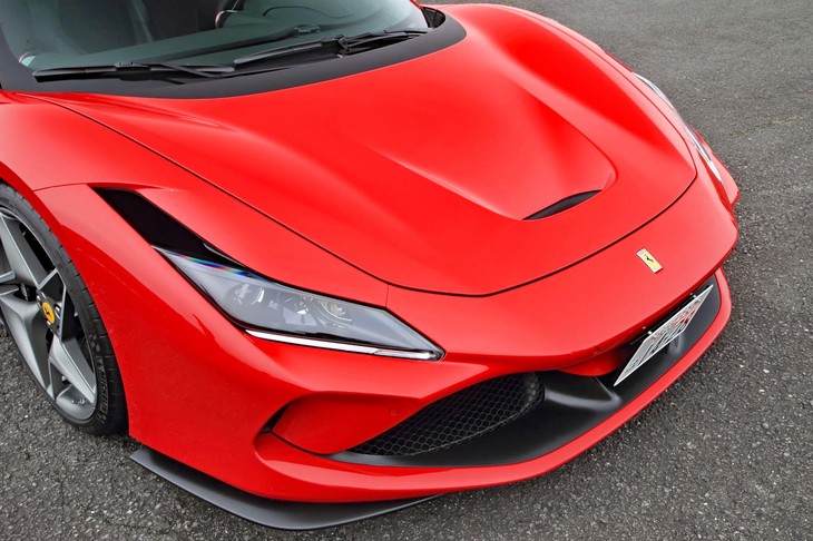 フロントにもダウンフォースを生み出す「Sダクト」はバンパー中央から取り込んだ空気をボンネット中央の穴から排出する仕組み。