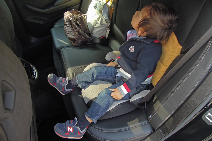 後席のニールームにはゆとりがある。息子の靴がシートに背面に触れることはなかった。