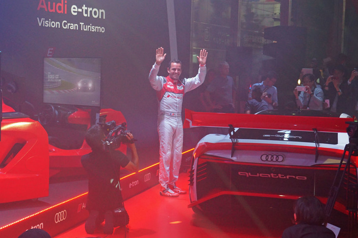 いよいよアンベールされた「e-tron Vision Gran Turismo」。電気自動車だけに会場内を音もなく移動してステージ前に登場した。運転席から富士スピードウェイでデモランを行ったブノワ・トレルイエ選手が現れるというサプライズも。