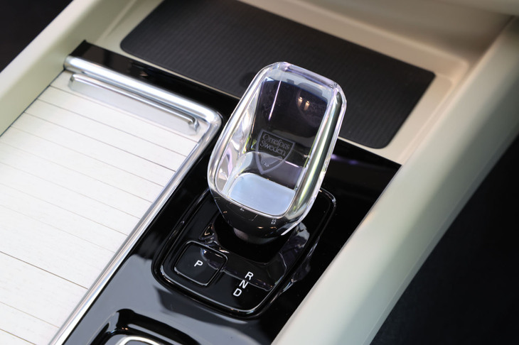 スウェーデン王室御用達として知られるオレフォス社製の「クリスタルシフトノブ」は、「XC60」の全車に標準装備とされる。