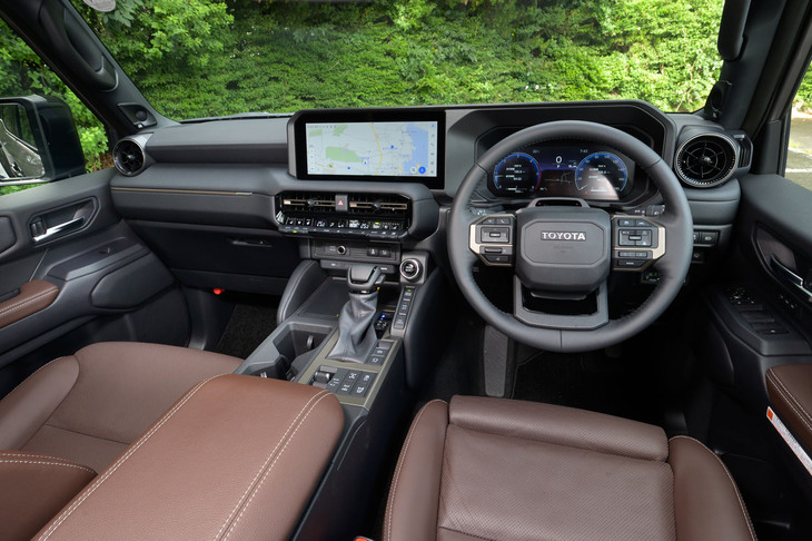 試乗車は最上級グレードの「ZX」。インテリアでは各所にチタン／メッキ調の装飾が施されるほか、シフトパドルやフル液晶メーター、JBLのプレミアムサウンドシステムなどが装備される。