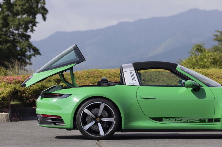 センターコンソールのルーフオープンスイッチを操作すると、リアウィンドウ部分が上昇しつつ後退。