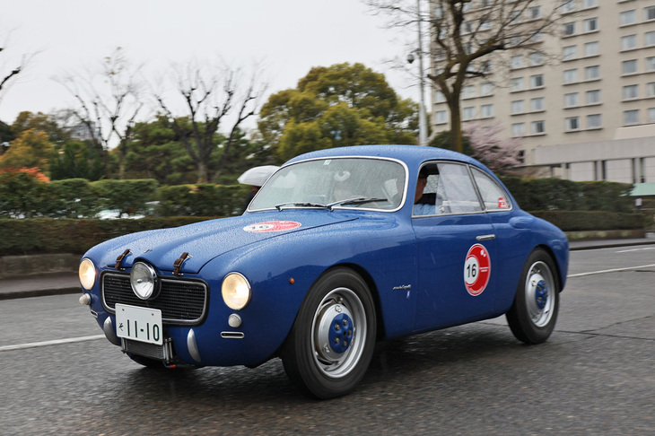 スタートして、ホテルの敷地内を行く1952年「パナール・クレパルディ アレマーノ」。