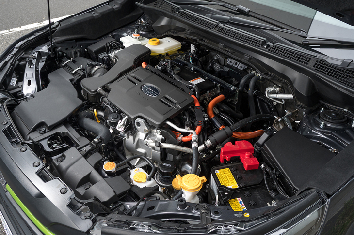 2.5リッター4気筒エンジンは最高出力160PSを、駆動用モーターは119.6PSをそれぞれ発生する。