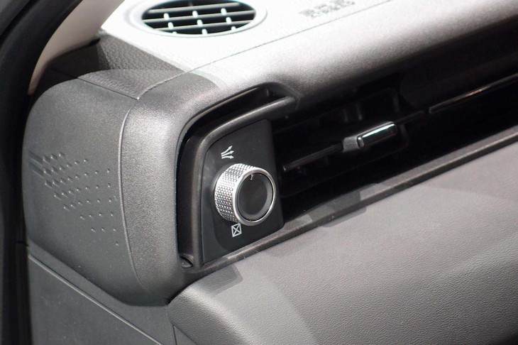 ホンダ・ヴェゼルe：HEV Z（新開発のエアコン吹き出し口）