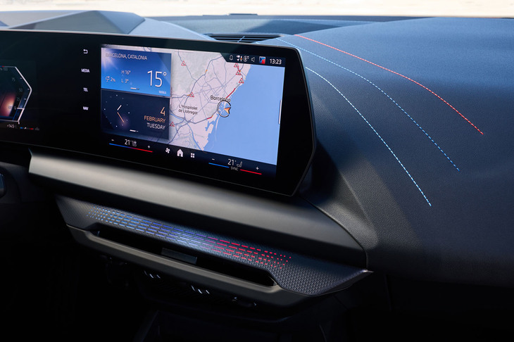 インフォテインメントシステムは最新の「BMW OS 9」へと刷新。「Amazon Music」などに加えて、「UNO」や「Starlit Cart」（カートゲーム）などの外部アプリも使えるようになった。ただし、BMWの流儀にのっとってセンターディスプレイはドライバー側に向けてレイアウトされている。