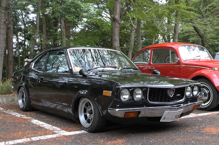 ローダウンし、「ハヤシストリート」（アルミホイール）に引っ張りタイヤを履かせた「マツダ・サバンナGT」（RX-3）。