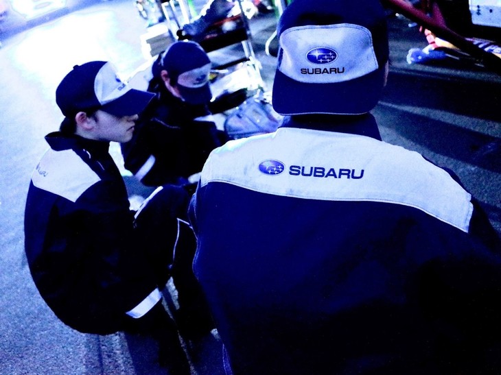 ディーラーメカニックさんが作業を実施しみんなで最終確認。メンテナンスのチェックを終えたところで本日の作業は終了です。朝早くから夜日が暮れるまで一生懸命作業してもらい、本当に毎回感謝の気持ちでいっぱいです。