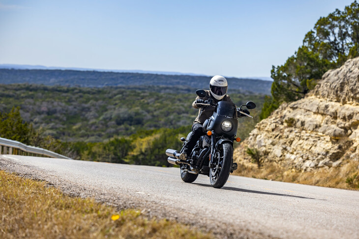 本格的な試乗は、米テキサス州オースティンのテキサス・ヒル・カントリーで実施。写真のとおり、路面のうねりによって先が見えない、“縦方向のブラインドコーナー”が連続するなかなかの難コースだ。