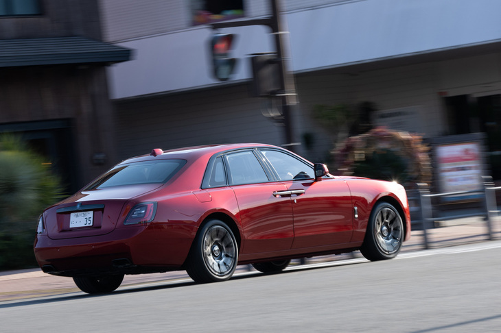 走りにも独自のチューニングが施されている「ブラックバッジ」だが、常用域における滑らかな乗り味と圧倒的な静粛性はそのままだ。