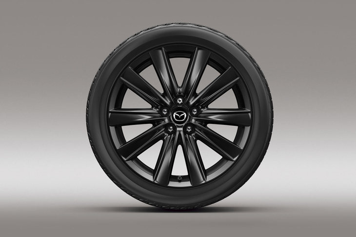 「25T Sパッケージ」に装着されるブラックメタリック塗装の19インチアルミホイールと225/45R19サイズのタイヤ。