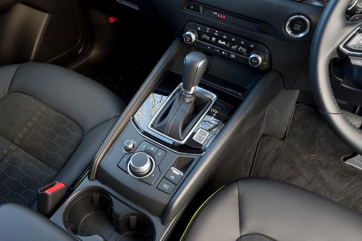 トランスミッションは6段AT。ステアリングホイールには変速用のシフトパドルが備わる。