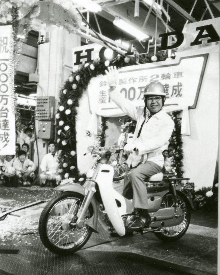 こちらは「スーパーカブ」にまたがる本田宗一郎。鈴鹿製作所の二輪車生産累計1000万台達成時（1971年）のワンシーン。