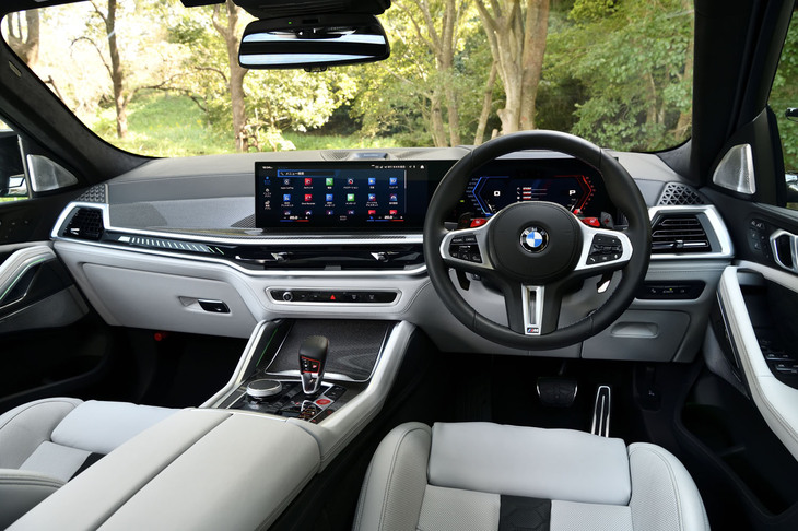 今回のマイナーチェンジで、12.3インチのメーターパネルと14.9インチのコントロールディスプレイを一体化させた「カーブドディスプレイ」を新たに採用。iDriveコントローラーまわりのデザインもシンプルなものに変更されている。