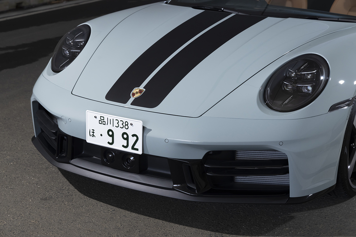 バンパーの形状がわずかに変わり、両サイドの開口部に備わっていたウインカーがヘッドランプと一体化している。