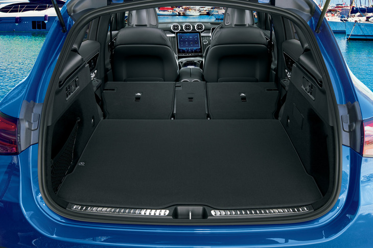 後席使用時の荷室の容量は620リッター。後席の背もたれを倒せば1680リッターにまで拡大できる。取り外したラゲッジルームカバーは荷室床下に収納できるようになっている。