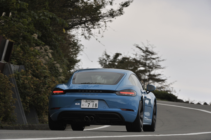「718ケイマンS」は、「911ターボ」と同じステアリングギアの採用により、従来型「ケイマンS」よりもダイレクトなハンドリング特性が与えられている。
