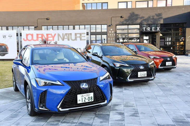 試乗会場に並んだ「レクサスUX」。今回はガソリンエンジンのFF車とハイブリッドの4WD車およびFF車に試乗した。