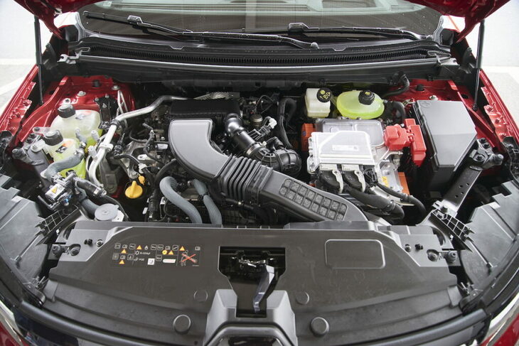 パワートレインは2つのモーターを備えるハイブリッドのみ。今回のテストでは約15.4km/リッターの燃費を記録した。
