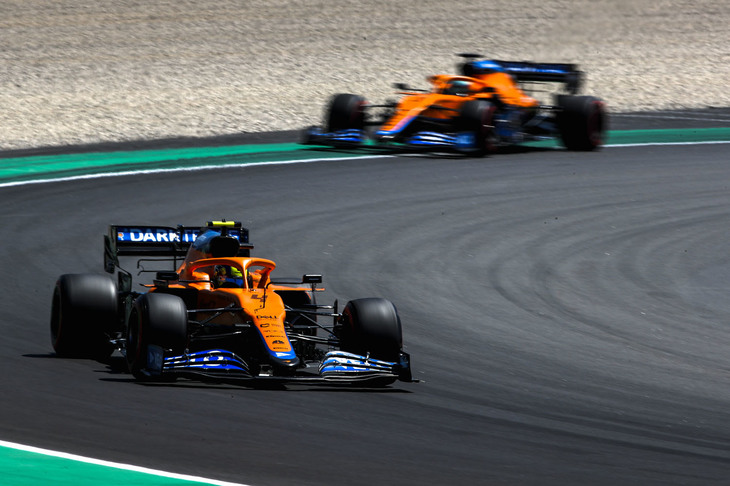 今年のマクラーレンは、3戦してドライバーズランキング3位と絶好調のランド・ノリス（写真前）と、新チームでまだ自信を持ってドライブできていないダニエル・リカルド（同後ろ）という対照的なドライバー布陣で戦ってきたが、4戦目のスペインGPではリカルドが7位、Q1トップだったノリスは9位とリカルドがリード。レースではリカルド6位、ノリス8位と1つずつポジションを上げゴールし、コンストラクターズランキング3位の座を守った。（Photo=McLaren）