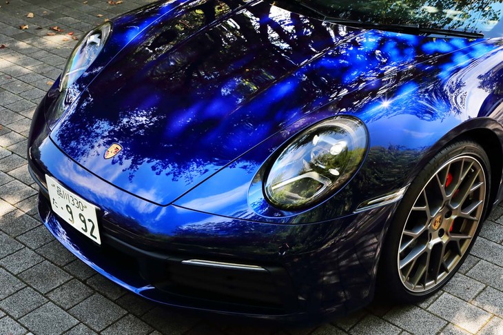 丸目のヘッドランプデザインは変わらないが、最新のポルシェ各車と共通する、内側の4灯が光るLED式ヘッドランプを採用。