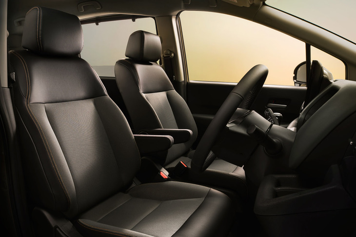 カーキブラウンを中心にカラーコーディネートされた「フリード クロスター」のインテリア。