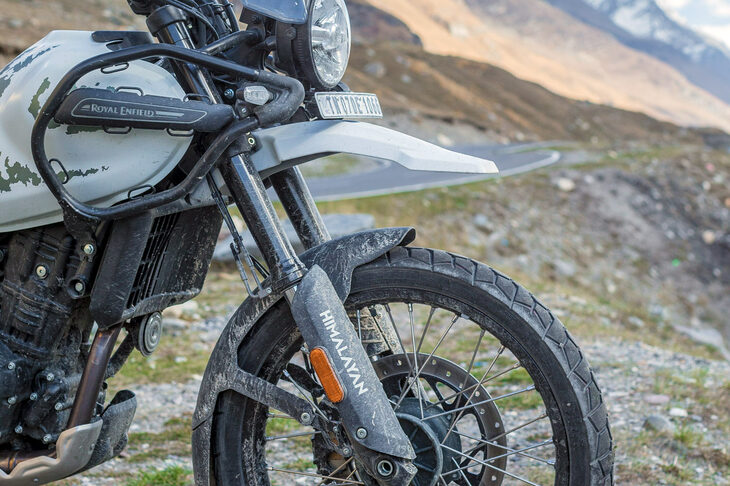 フロントフォークは剛性に優れる倒立式（φ43mm）。カートリッジタイプのSHOWA SFF倒立フォークの採用により、サスペンション性能が大幅に向上した。