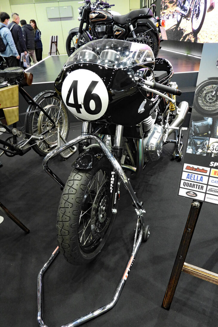 鉄製フレームのバイクで競われる「鉄馬 with βTITANIUM」に参戦する「ロイヤルエンフィールド・コンチネンタルGT650」のレーサー。