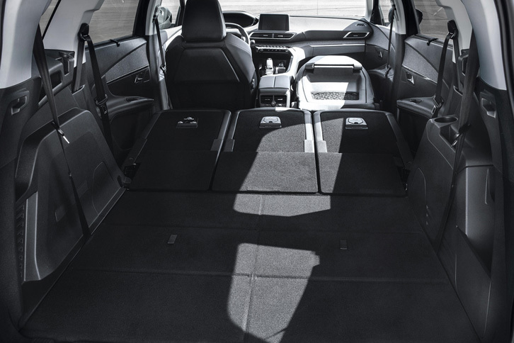 3列目シートと2列目シートの格納機構に加え、助手席の背もたれにも可倒機構が備わっている。