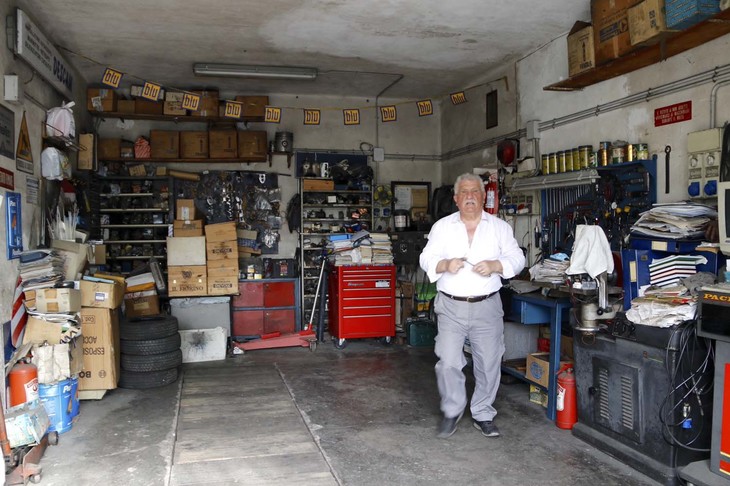 整備ブースその1。工場は1996年に居抜きで手に入れた。前オーナーから引き継いだ備品も数多い。