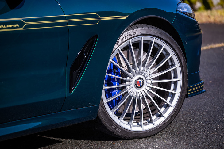 試乗車のホイールは、標準で装備される「アルピナクラシック21インチ鍛造ホイール」。これに前245/35ZR21、後ろ285/30ZR21サイズの「ピレリPゼロ」タイヤが組み合わされていた。フロントタイヤには走行時における車内の快適性や静粛性を図るPNCS（ピレリノイズキャンセリングシステム）を内蔵している。