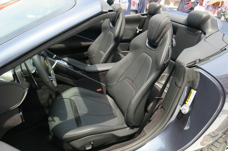 フェラーリ・ローマ スパイダー（フロントシート）