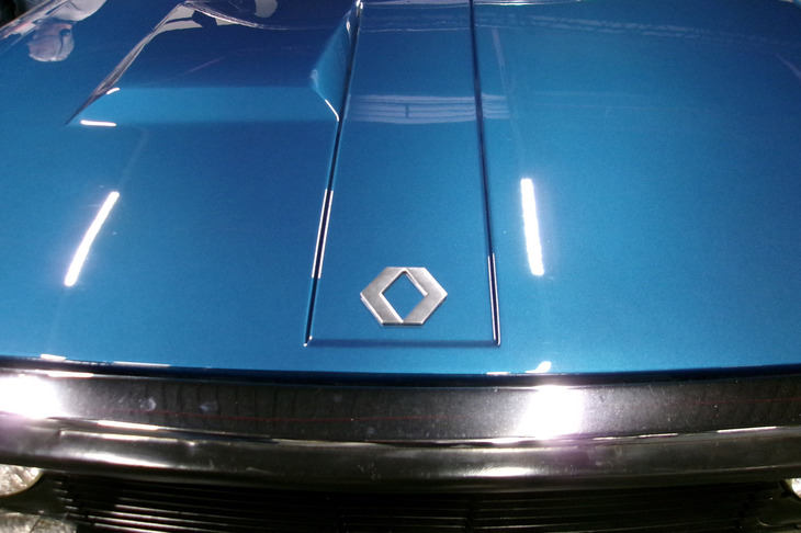 「17」の鼻先には、公式のエンブレムの歴史にもほとんど登場しない、幻のロザンジュ＝ひし形エンブレムが……。これは1971年に発売された「15」と17、発売初期の「5」などに使われたが、同じフランスを本拠にする自動車ケミカル用品メーカーであるケント社のマークと酷似していると指摘され、わずか数カ月でダイヤモンドモチーフのデザインにあらためられた。