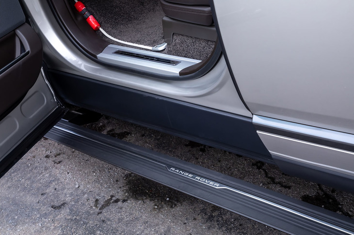 ドアを開けると自動でせり出す「デプロイアブルサイドステップ」は、販売店オプションのアイテム。車両への乗り降りが楽に行え、ドアを閉めると瞬時にサイドシル下部に収納される。