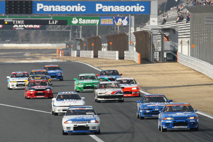 グループA時代のツーリングカーによる模擬レースのスタートシーン……のように見えるが、これも「ヒストリックカー・オーナーズパレード」。マシンはみなナンバー付きのレプリカである。