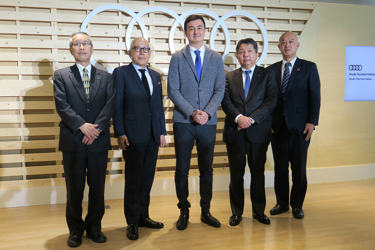 写真向かって左から、浜松市の長田繁喜副市長、サーラコーポレーションの神野吾郎社長兼グループ代表・CEO、アウディ ジャパンのマティアス・シェーパース ブランドディレクター、サーラカーズジャパンの坂爪譲治社長、浜松市の村上隆康カーボンニュートラル推進事業本部長。