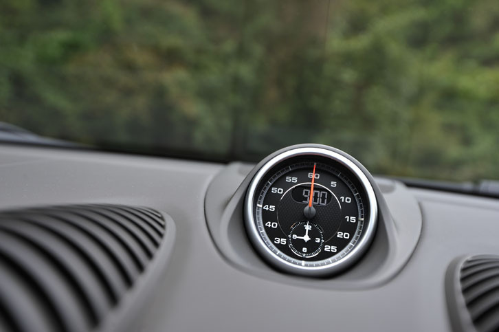 オプション「スポーツクロノパッケージ」を選択した車両は、ストップウオッチ機能を備えたクロックがダッシュボード上に装着される。