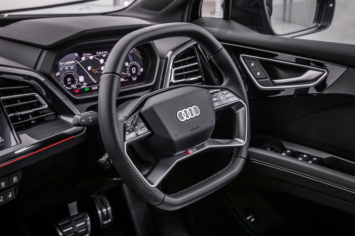 上下がフラットになる特徴的なデザインのステアリングホイールが目を引く「Q4 e-tron」の運転席まわり。メーターパネルには10.25インチサイズの「アウディバーチャルコックピット」が採用されている。