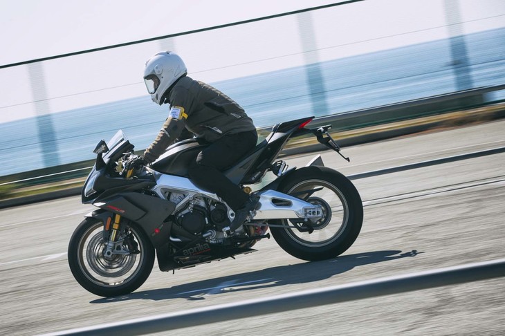 ボディーサイズ：全長×全幅×全高＝2052×--×--mm
	ホイールベース：1439mm
	重量：199kg
	エンジン：1078cc 水冷4ストローク V型4気筒 DOHC 4バルブ
	最高出力：217ps（159.6kW）/1万3200rpm
	最大トルク：122Nm（12.4kgm）/1万1000rpm
	価格：286万2000円