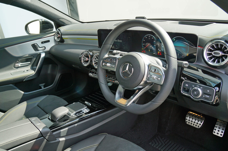 「メルセデス・ベンツAクラス」のダッシュボードには、メーターパネル用とインフォテインメントシステム用の、2枚の液晶スクリーンがレイアウトされる。