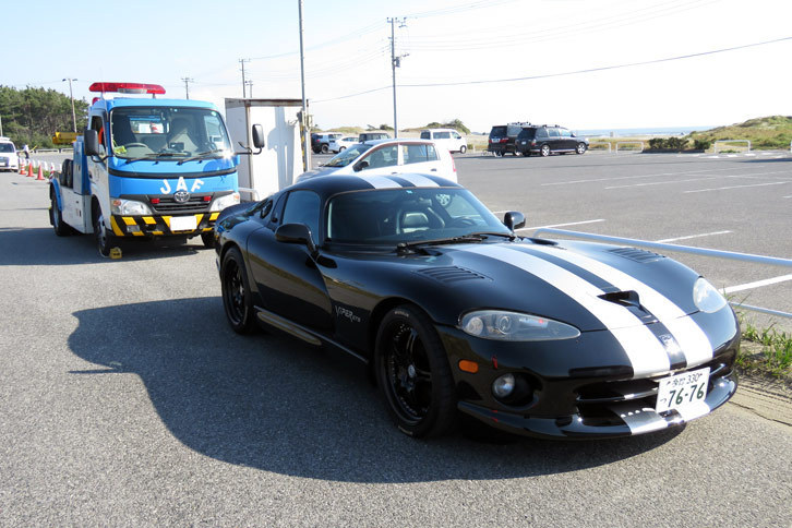 駆けつけたJAFのレスキュー車両とのツーショット。その節はご迷惑をおかけいたしました……。