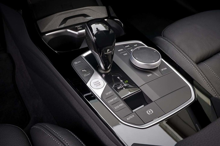 トランスミッションはATのみ。「M235i xDriveグランクーペ」は8段で、日本に導入される他グレードはデュアルクラッチ式の7段となる。