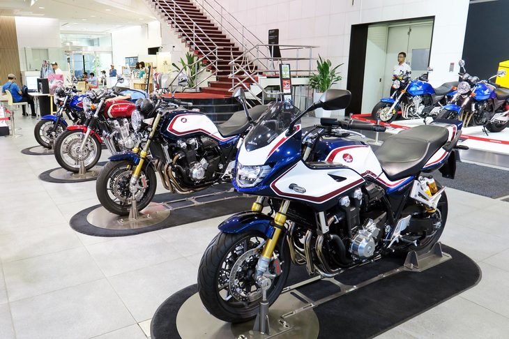 こちらは現行の「ホンダCB」シリーズのラインナップ。手前から「CB1300スーパーボルドール」「CB1300スーパーフォアSP」「CB1100EX」「CB400スーパーフォア＜ABS＞」。