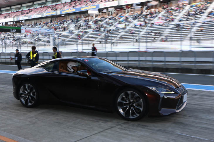 抽選で選ばれたラッキーな人だけが参加できたサーキットタクシー。数少ない有料コンテンツだが、大好評となった。「レクサスLC」のドライバーを務めたのは、陽気なキャラクターで知られるレーシングドライバー／チーム監督の脇阪寿一さん。きっと車内ではトークでも楽しませてくれたはず。同乗車両には、「86」や「ヴィッツ」などのレーシングカーも用意されていた。