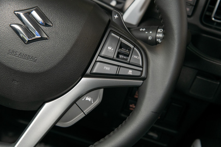 スズキの軽自動車としては初めてとなる、アダプティブクルーズコントロールのスイッチ類。全車速対応型だが、停車時のブレーキホールド機能は備わらない。