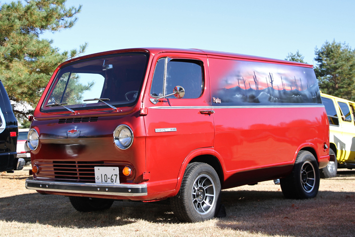 1964年にデビューした初代「シェビーバン」。1970年代の西海岸ではやったバニング風のイラストが描かれている。