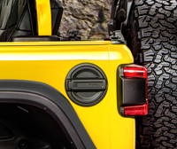 特徴的なデザインのフューエルリッド。燃料はレギュラーガソリン仕様となる。3ピースのモジュラーハードトップ「フリーダムトップ」により、オープン走行も楽しめる。