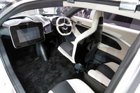 旭化成が得意とするセンサー技術を筆頭に、さまざまな電子デバイスが用いられている。